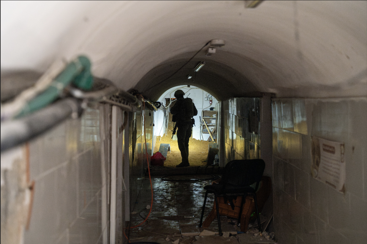 Un soldat se tenant dans un tunnel du Hamas sous une école de l'UNRWA, à Gaza City, le 8 février 2024. (Crédit : Emanuel Fabian/Times of Israel)