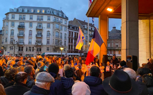Plusieurs centaines de personnes réunies le 11 février 2024 à Strasbourg pour rendre hommage aux victimes du Hamas du 7 octobre dont 42 Franco-israéliens et appeler à la libération de tous les otages dont encore 3 Français. (Crédit : Pierre Jakubowicz/X)