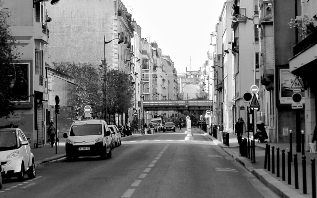 La rue de la Tombe-Issoire, dans le 14e arrondissement de Paris. (Crédit : Mbzt / CC BY 3.0)