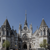 La Royal Courts of Justice, communément appelé le palais de justice, est un bâtiment de la cour de Londres qui abrite à la fois la Haute Cour et la Cour d'appel de l'Angleterre et au Pays de Galles, à Londres, au Royaume-Uni, le 20 avril 2019. (Crédit : David Castor/Wikipedia CC0)