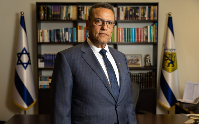 Le maire Moshe Lion dans son bureau de Jérusalem, le 9 mai 2023. (Crédit : Noam Revkin Fenton/FLASH90)