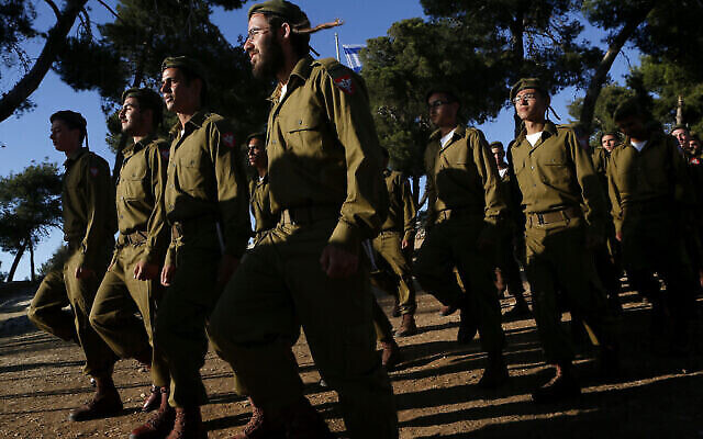 Des soldats ultra-orthodoxes lors d'une cérémonie de prestation de serment à leur entrée dans l’unité de Tsahal 'Nahal Haredi', à Ammunition Hill, à Jérusalem, le 26 mai 2012. (Crédit : Miriam Alster/Flash90)