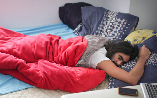 Illustration : Un jeune Israélien dort dans son lit, le 1er décembre 2014. (Crédit : Maxim Dinshtein/Flash90)