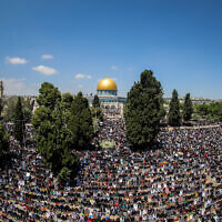 Des dizaines de milliers de fidèles musulmans lors de la dernière prière du vendredi du Ramadan à la mosquée Al-Aqsa, sur le mont du Temple de Jérusalem, le 14 avril 2023. (Crédit : Jamal Awad/Flash90)