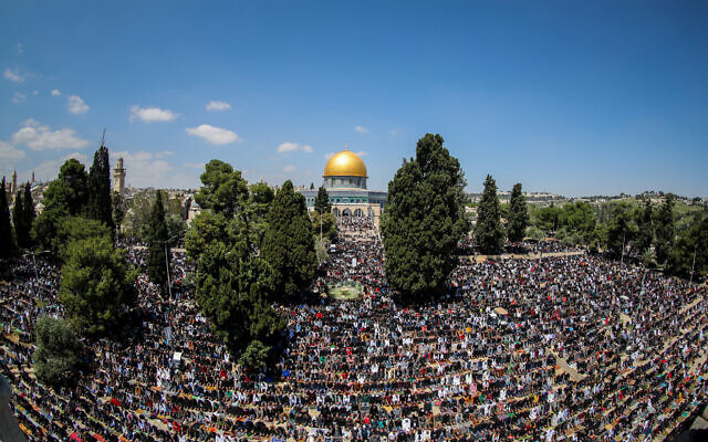 Des dizaines de milliers de fidèles musulmans lors de la dernière prière du vendredi du Ramadan à la mosquée Al-Aqsa, sur le mont du Temple de Jérusalem, le 14 avril 2023. (Crédit : Jamal Awad/Flash90)
