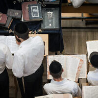 Des ultra-orthodoxes étudient à la yeshiva Kamenitz, à Jérusalem, le 22 août 2023. (Crédit : Chaim Goldberg/Flash90)