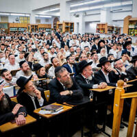 Le rabbin Dov Landa, directeur de la yeshiva Slabodka de Bnei Brak, près de Tel Aviv, donnant une leçon à la yeshiva Mir, dans le quartier ultra-orthodoxe de Mea Shearim, à Jérusalem, le 19 septembre 2023. (Crédit : Arie Leib Abrams/Flash90)