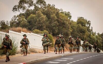 Des soldats de Tsahal patrouillent à Sderot, le 11 octobre 2023. (Crédit : Chaim Goldberg/Flash90)