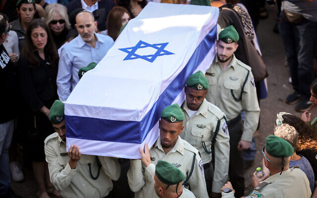 David Lubin, en chemise bleue, lors des funérailles de sa fille Rose Elisheva Lubin au cimetière militaire du mont Herzl, à Jérusalem, le 9 novembre 2023. (Crédit :  Yonatan Sindel/Flash90)