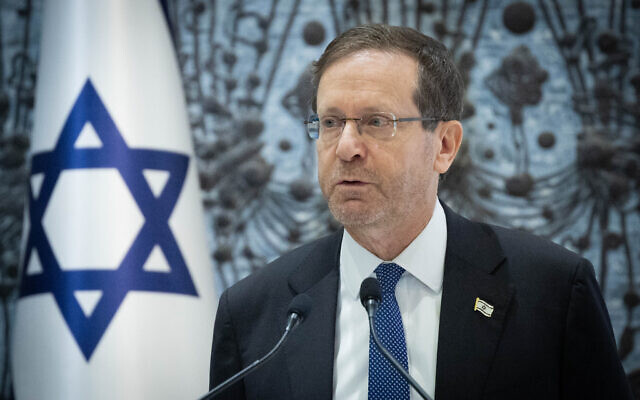 Le président Isaac Herzog lors d'une cérémonie en l'honneur d'Amir Yaron, dont le mandat vient d'être prolongé pendant encore cinq ans, à la résidence du président de Jérusalem, le 18 décembre 2023. (Crédit :Chaim Goldberg/FLASH90)