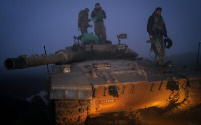 Illustration : Des soldats réservistes israéliens prennent part à un exercice militaire sur le plateau du Golan, près de la frontière syrienne, le 24 janvier 2024. (Crédit : Michael Giladi/Flash90)