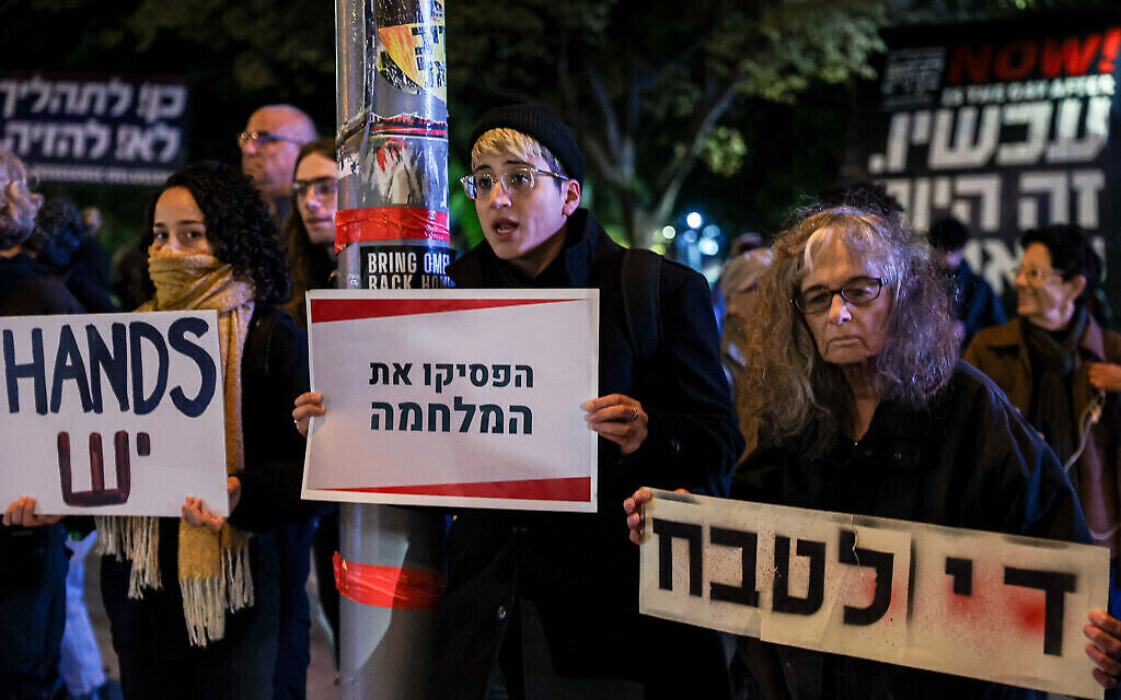 Des militants de gauche manifestent contre la guerre entre Israël et le Hamas, appelant à un cessez-le-feu, à Tel Aviv, le 27 janvier 2024. (Crédit : Itai Ron/Flash90)