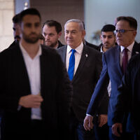 Le Premier ministre Benjamin Netanyahu, au centre, arrive à une réunion de faction du Likud à la Knesset, le 5 février 2024. (Crédit : Yonatan Sindel/Flash90)