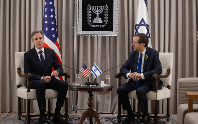 Le président Isaac Herzog rencontrant le secrétaire d'État américain Antony Blinken, à la résidence présidentielle, à Jérusalem, le 7 février 2024. (Crédit : Oren Ben Hakoon/Pool)