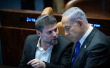 Le Premier ministre benjamin Netanyahu, à gauche, et le ministre des Finances Bezalel Smotrich lors d'un vote sur le budget à la Knesset, le 7 février 2024. (Crédit : Yonatan Sindel/Flash90)