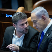 Le Premier ministre benjamin Netanyahu, à gauche, et le ministre des Finances Bezalel Smotrich lors d'un vote sur le budget à la Knesset, le 7 février 2024. (Crédit : Yonatan Sindel/Flash90)