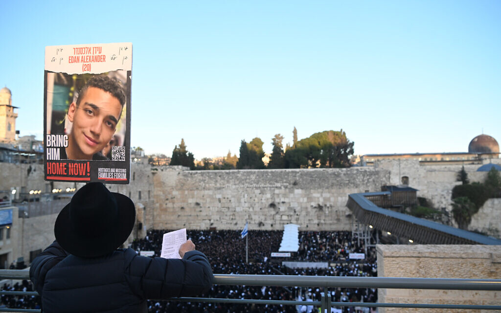 Des Juifs ultra-orthodoxes assistant à un rassemblement pour le succès et le bien-être du peuple juif au milieu de la guerre contre le Hamas à Gaza, au mur Occidental, à Jérusalem, le 8 février 2024. (Crédit : Arie Leib Abrams/Flash90)