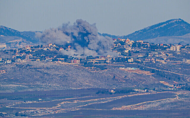Illustration : Une colonne de fumée s'élève après une frappe aérienne israélienne dans le sud Liban, vue du côté israélien de la frontière, le 8 février 2024. (Crédit : Ayal Margolin/Flash90)
