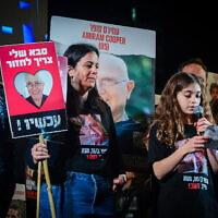 Des proches d'otages demandent la libération de leurs proches sur la place des otages à Tel Aviv, le 10 février 2024 (Photo d'Avshalom Sassoni/Flash90)