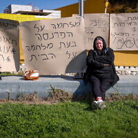 Illustration : Une employée de Pri Galil protestant contre les licenciements, à Hatzor HaGlilit, le 11 février 2024. (Crédit : David Cohen/Flash90)