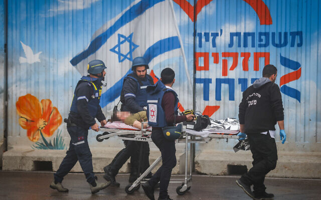 Des blessés arrivant à l’hôpital Ziv après une attaque à la roquette, à Safed, le 14 février 2024. (Crédit : David Cohen/Flash90)