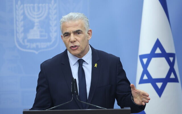Le chef de l'opposition du parti Yesh Atid, Yair Lapid, lors d'une réunion de faction à la Knesset, le 19 février 2024. (Crédit :  Yonatan Sindel/Flash90)