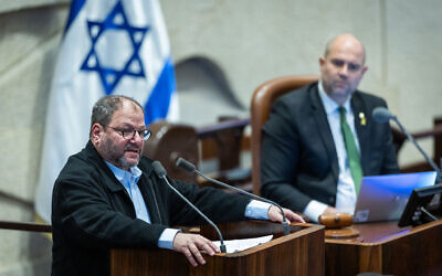 Le député Hadash-Taal Ofer Cassif s'exprimant lors d'une discussion et d'un vote sur son éviction lors du plénum de la Knesset, à Jérusalem, le 19 février 2024. (Crédit : Yonatan Sindel/Flash90)