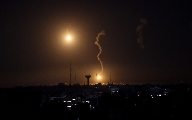 Des fusées au-dessus de Khan Younès, dans le sud de la bande de Gaza, le 20 février 2024. (Crédit : Atia Mohammed/Flash90)