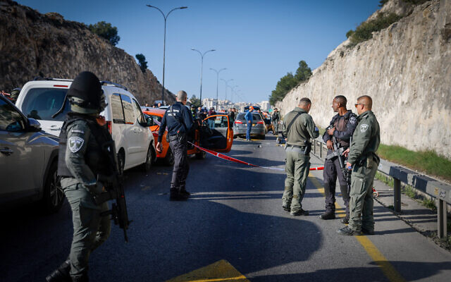 La police sur les lieux d'un attentat terroriste, à l'extérieur de Maaleh Adumim, en Cisjordanie, le 22 février 2024. (Crédit : Chaïm Goldberg/FLASH90)