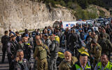 Les forces de l'ordre et de secours israéliennes sur les lieux d'une fusillade terroriste à un poste de contrôle près de Maale Adoumim, en Cisjordanie, le 22 février 2024. (Crédit : Chaim Goldberg/Flash90)