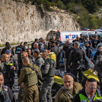Les forces de l'ordre et de secours israéliennes sur les lieux d'une fusillade terroriste à un poste de contrôle près de Maale Adoumim, en Cisjordanie, le 22 février 2024. (Crédit : Chaim Goldberg/Flash90)