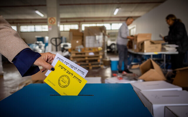 Les enveloppes des bulletins pour les élections municipales à Jérusalem - jaunes pour le maire, blanches pour le conseil - dans un entrepôt, le 22 février 2024. (Crédit : Yonatan Sindel/Flash90)