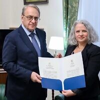 L'ambassadrice d'Israël en Russie, Simona Halperin, présentant ses lettres de créance au vice-ministre russe des Affaires étrangères, Mikhaïl Bogdanov, le 1er janvier 2024. (Crédit : Compte X de Simona Halperin)
