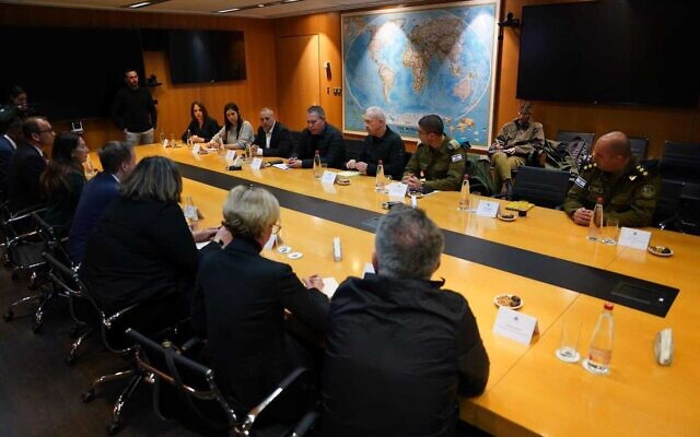 Le ministre de la Défense Yoav Gallant accueillant une délégation d'envoyés de pays à l'ONU, le 1er février 2024. (Crédit : Ariel Hermoni/Ministère de la Défense)
