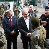 Le ministre de la Sécurité nationale Itamar Ben Gvir et le Premier ministre Benjamin Netanyahu rencontrant les troupes qui ont participé à l'opération de sauvetage des otages à Gaza, le 12 février 2024. (Crédit : Kobi Gideon/GPO)
