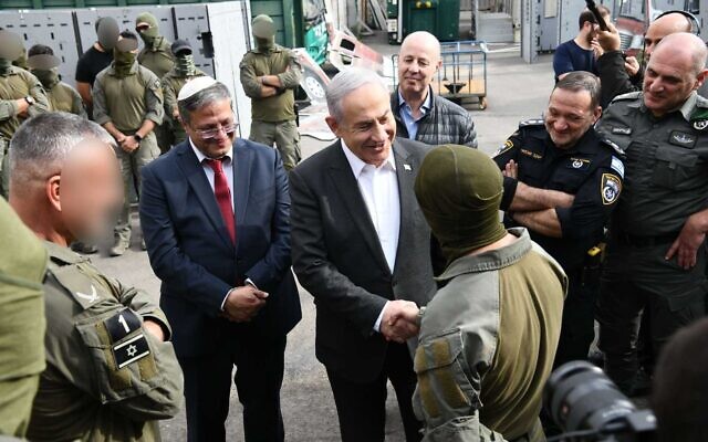 Le ministre de la Sécurité nationale Itamar Ben Gvir et le Premier ministre Benjamin Netanyahu rencontrent les troupes qui ont participé à l'opération de sauvetage des otages à Gaza, le 12 février 2024. (Crédit : Kobi Gideon/GPO)