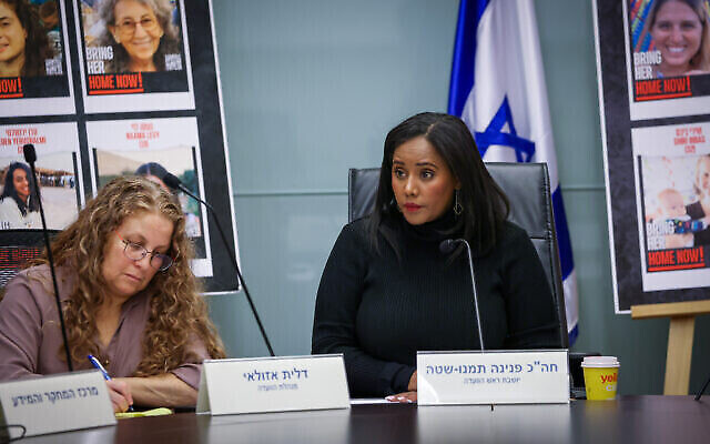 La présidente de la commission de la Knesset sur la condition de la femme et l'égalité des genres, la députée Pnina Tamano-Shata, assiste à une session sur les violences domestiques et sexuelles dans les hôtels pour personnes évacuées, le 6 février 2024. (Crédit : Noam Moskowitz/Knesset)
