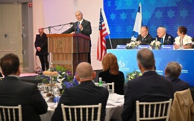 Le Premier ministre Benjamin Netanyahu s'adresse au public de la CoP (Conférence des présidents des communautés juives américaines majeures) à Jérusalem, le 18 février 2024. (Crédit : Coby Gideon / GPO)