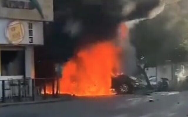 Incendie après une frappe sur un véhicule dans la ville de Nabatieh dans le sud du Liban le 8 février 2024. (Capture d'écran/X)
