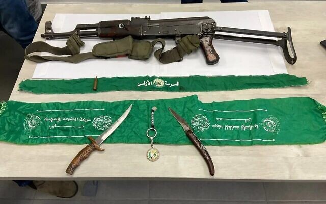 Des armes et drapeaux du Hamas saisis dans un internat israélien, pris par un enseignant de retour de son service de réserve à Gaza, le 8 février 2024. (Crédit : Police israélienne)