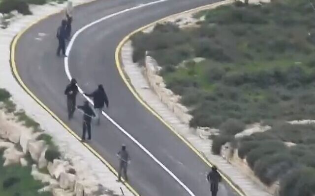 Des extrémistes lancent des pierres sur des Palestiniens en Cisjordanie, le 12 février 2024. (Crédit : Capture d'écran/Yesh Din)