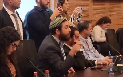 Le député HaTzionout HaDatit Zvi Sokot hurlant lors d'une audience de la commission des Finances, à la Knesset, à Jérusalem, le 12 février 2024. (Crédit : Capture d'écran X)
