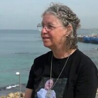 L'ex-otage Aviva Siegel lors d'une interview à la Douzième chaine, diffusée le 16 février 2024. Siegel porte un t-shirt avec une photo de son mari Keith, toujours otage du Hamas. (Capture d'écran : Douzième chaine. Utilisé conformément à l'article 27a de la loi sur les droits d'auteur).