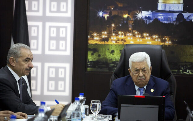Le président palestinien Mahmoud Abbas, à droite, préside une session de la rencontre hebdomadaire du cabinet avec le Premier ministre Mohammad Shtayyeh à Ramallah, en Cisjordanie, le 29 avril 2019. (Crédit : Majdi Mohammed / AP)