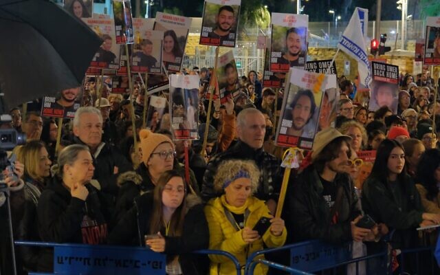 Des milliers de manifestants joints aux familles des otages pour réclamer la libération immédiate de ceux qui sont encore retenus en captivité à Gaza, à Tel Aviv, le 3 février 2024. (Crédit : Adar Eyal)