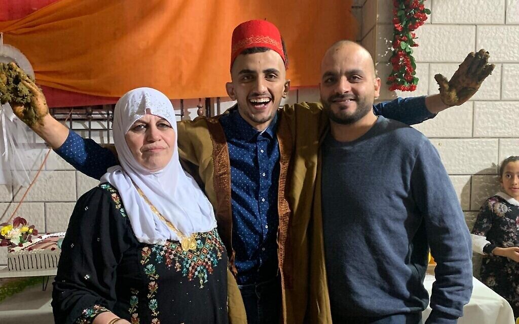 Kaid Abu Latif (à l'extrême droite) avec sa mère, Mansoura Abu Latif, et son frère cadet, Ahmad Abu Latif, réserviste mort au combat à Gaza le 22 janvier 2024 (Autorisation)