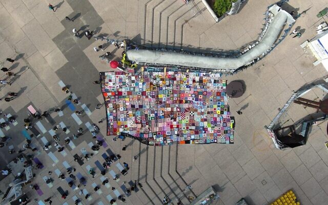La "Couverture de l'espoir" sur la "Place des Otages", à Tel Aviv, le 9 février 2024. (Crédit : Aviv Atlas via Pro-Democracy Protest Movement)