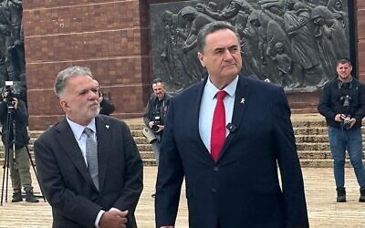 L'ambassadeur du Brésil en Israël Frederico Meyer, à gauche, et le ministre des Affaires étrangères Israël Katz visitant le mémorial de la Shoah Yad Vashem, à Jérusalem, le 19 février 2024. (Crédit : Michael Dimenstein/GPO)