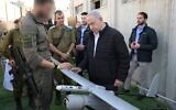 Le Premier ministre Benjamin Netanyahu avec l'unité d'élite Sky Riders du corps d'artillerie de Tsahal, également connue sous l'acronyme hébreu Rochash à Zikim, le 20 février 2024. (Crédit : Amos Ben Gershom/GPO)