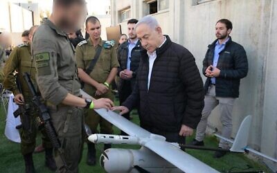 Le Premier ministre Benjamin Netanyahu avec l'unité d'élite Sky Riders dde l'artillerie de Tsahal, également connue sous son acronyme hébreu Rokash, à Zikim, le 20 février 2024. (Crédit : Amos Ben Gershom/GPO)